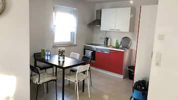 Apartamento, 3 habitaciones | Cocina privada | Frigorífico, microondas, horno y placa de cocina