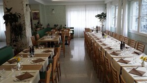 Phục vụ bữa trưa và bữa tối, đặc sản địa phương 