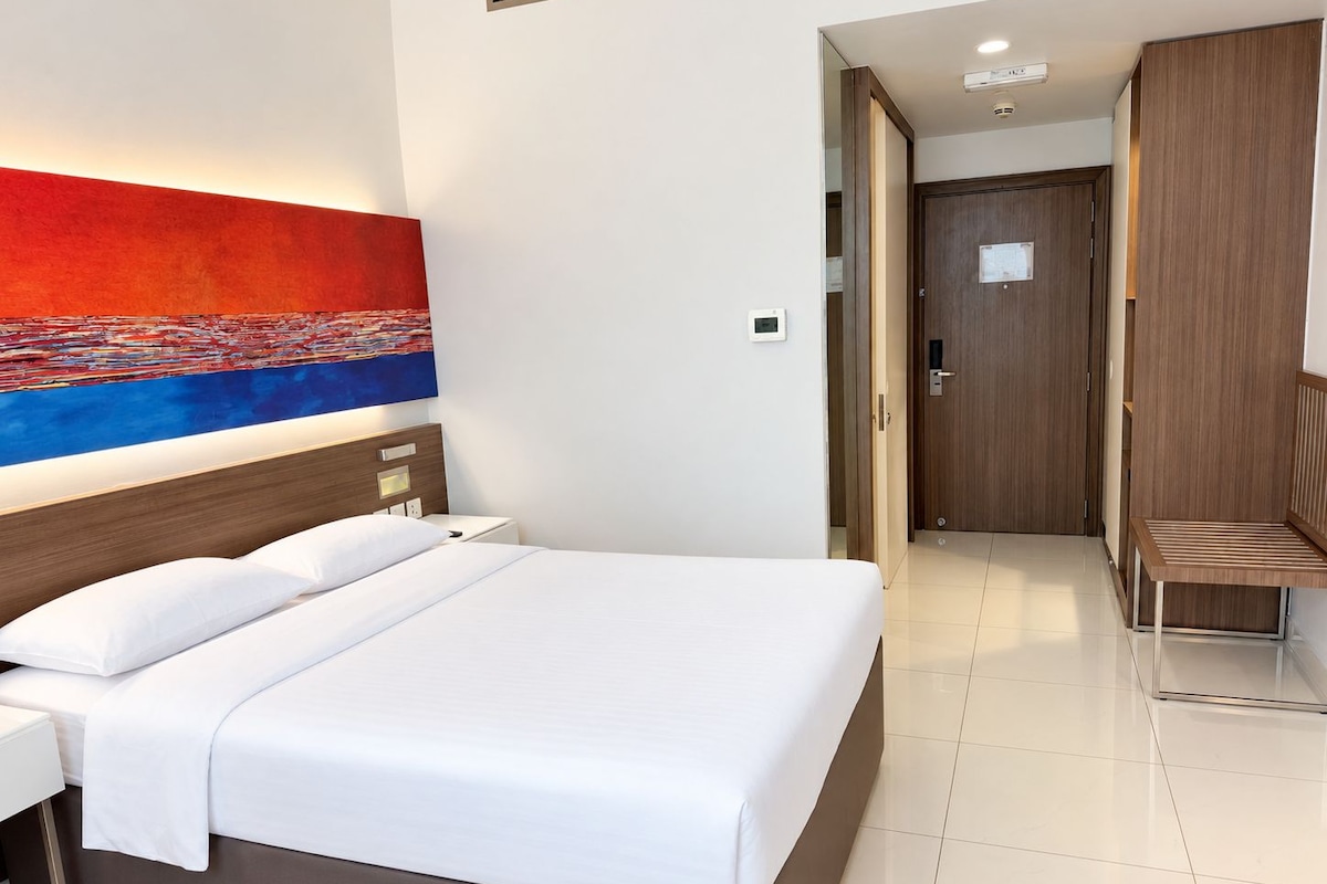 Hypo-allergenic bedding available, in-room safe, desk, laptop workspace