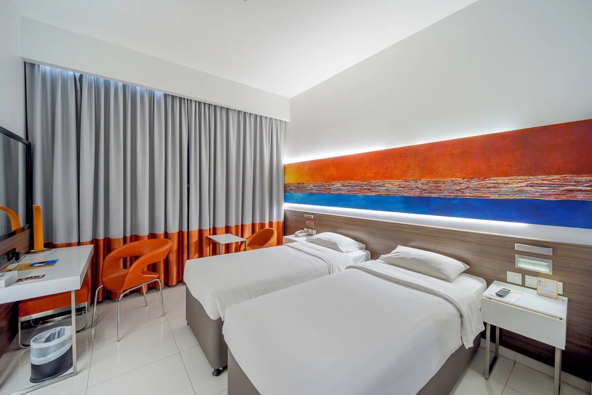 Twin Room | In-room safe, laptop workspace, blackout drapes