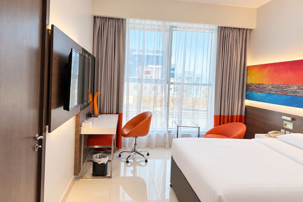 Family Double Room | Hypo-allergenic bedding available, in-room safe, desk, laptop workspace