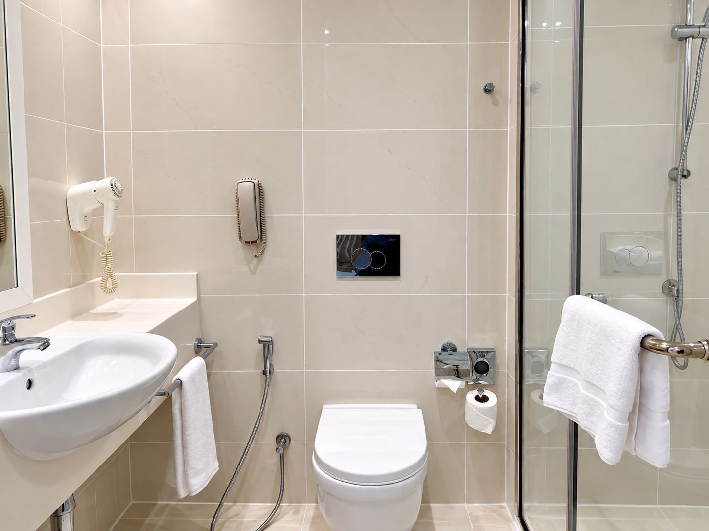 Ein Badezimmer mit Waschbecken, Toilette und Dusche.