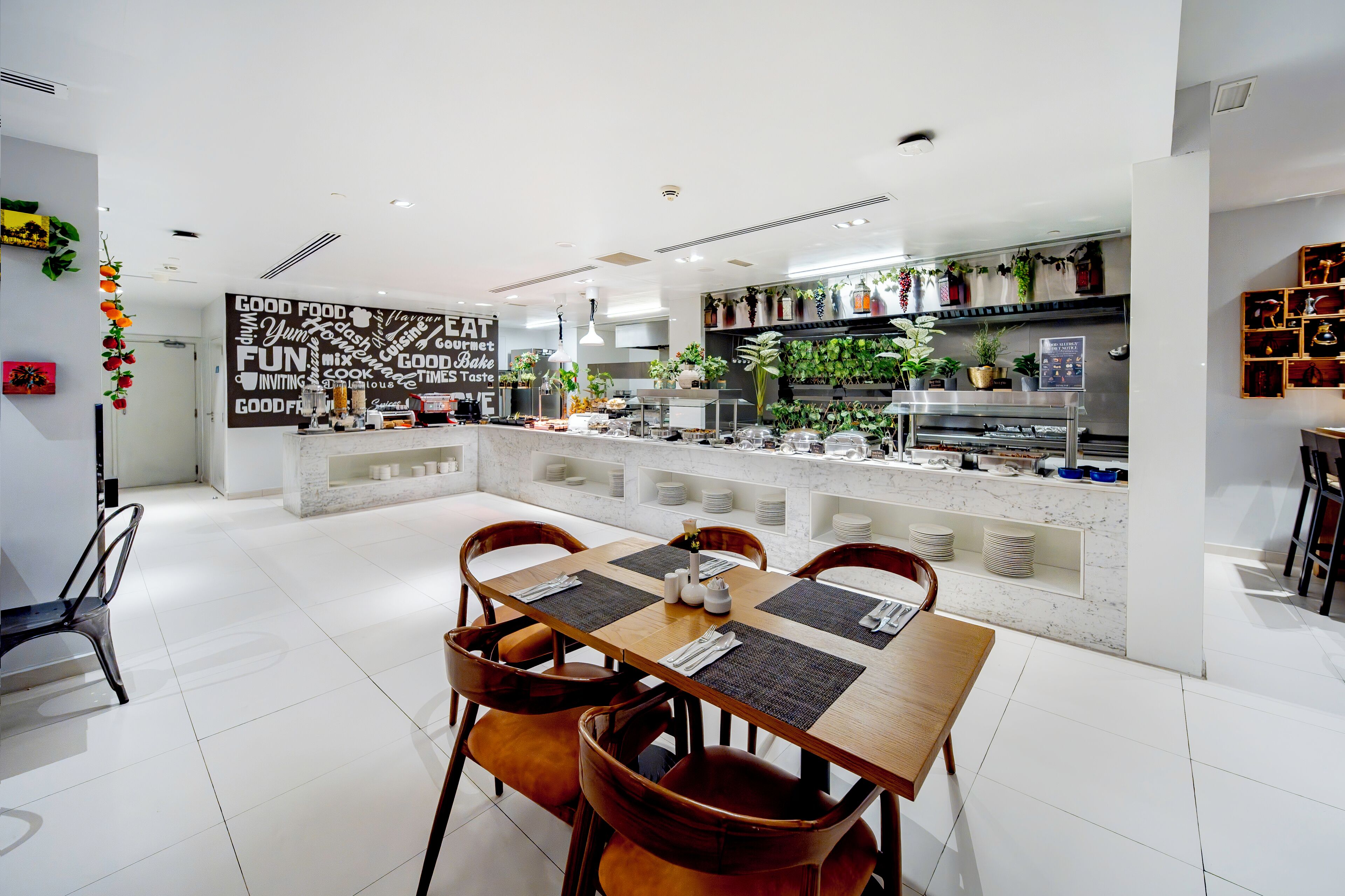 Un restaurante moderno con una barra central, suelo de baldosas blancas y sillas de madera.