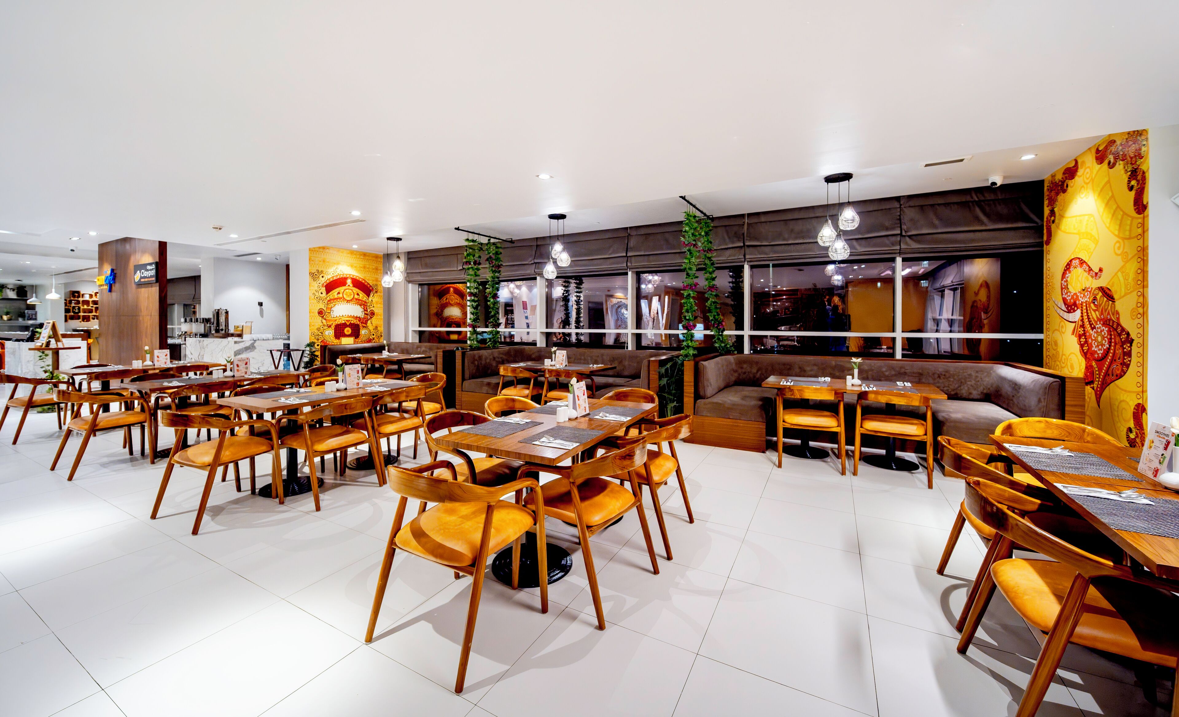 每日供应自助式早餐（每人 AED 20）