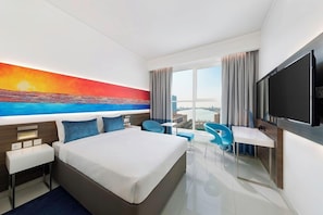 A hotel room with a large bed, a desk, a chair, and a TV. - Nooa Hotel Ras Al Khaimah (Ras Al Khaimah)