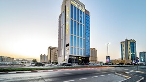 A modern high-rise hotel with a prominent entrance and a large glass facade. - Citymax Hotel Ras Al Khaimah (Ras Al Khaimah)