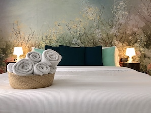 Cubrecamas, decoración personalizada, muebles diferentes y escritorio