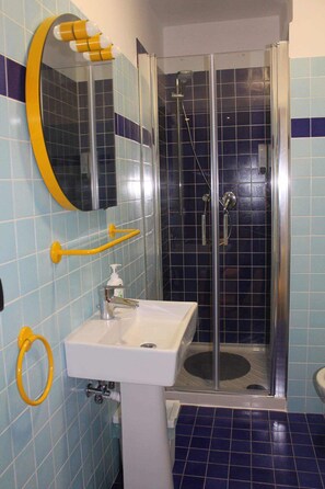 Classic Double or Twin Room | Bathroom | Shower, rainfall showerhead, free toiletries, hair dryer - Francis B&B Superior (Trieste)