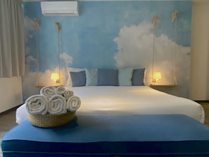 Cubrecamas, decoración personalizada, muebles diferentes y escritorio