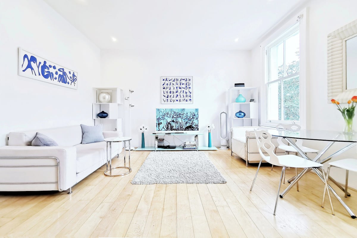 Design Apartment, 1 Queen Bed with Sofa bed, Non Smoking | 1 bedroom, individually decorated, individually furnished, desk