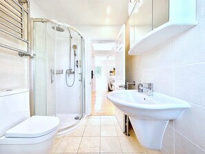 Luksus-penthouselejlighed - byudsigt | Badeværelse | Bruser, brusehoved med spredningseffekt, gratis toiletartikler