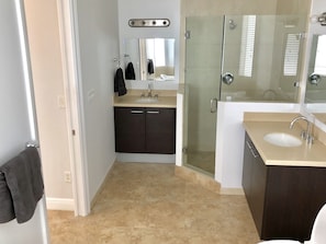 House, Multiple Beds | Bathroom | Combined shower/bathtub, free toiletries, towels - Private Home by Ideal Experience VR (Fort Lauderdale)