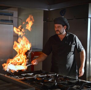 Déjeuner et dîner servis sur place, spécialités Cuisine locale