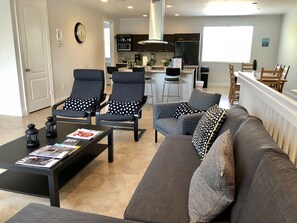 Casa superluxo, 3 quartos | Área de estar | TV de tela plana