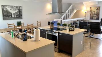 Luxury House, 3 Bedrooms | Private kitchen | Full-sized fridge, microwave, oven, stovetop