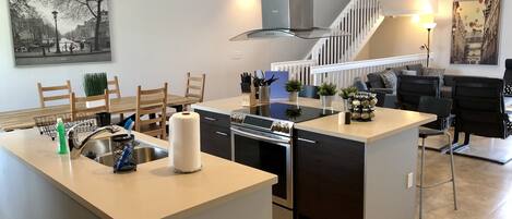 Casa superluxo, 3 quartos | Cozinha privada | Geladeira grande, micro-ondas, fogão, cooktop