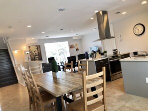 Casa superluxo, 3 quartos | Cozinha privada | Geladeira grande, micro-ondas, fogão, cooktop