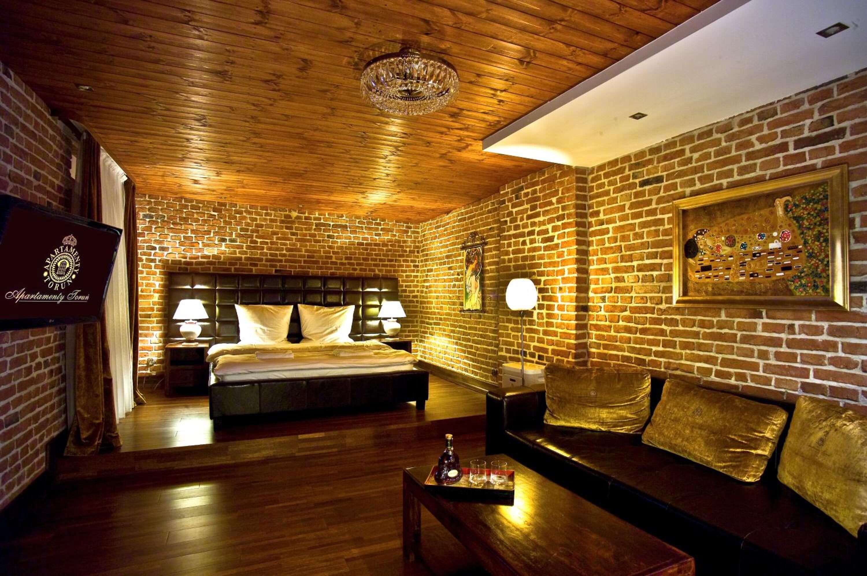 高級寢具、書桌、熨斗/熨衫板、摺床/加床 (收費)