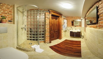 Apartamento Deluxe | Baño | Ducha, artículos de higiene personal gratuitos y secador de pelo