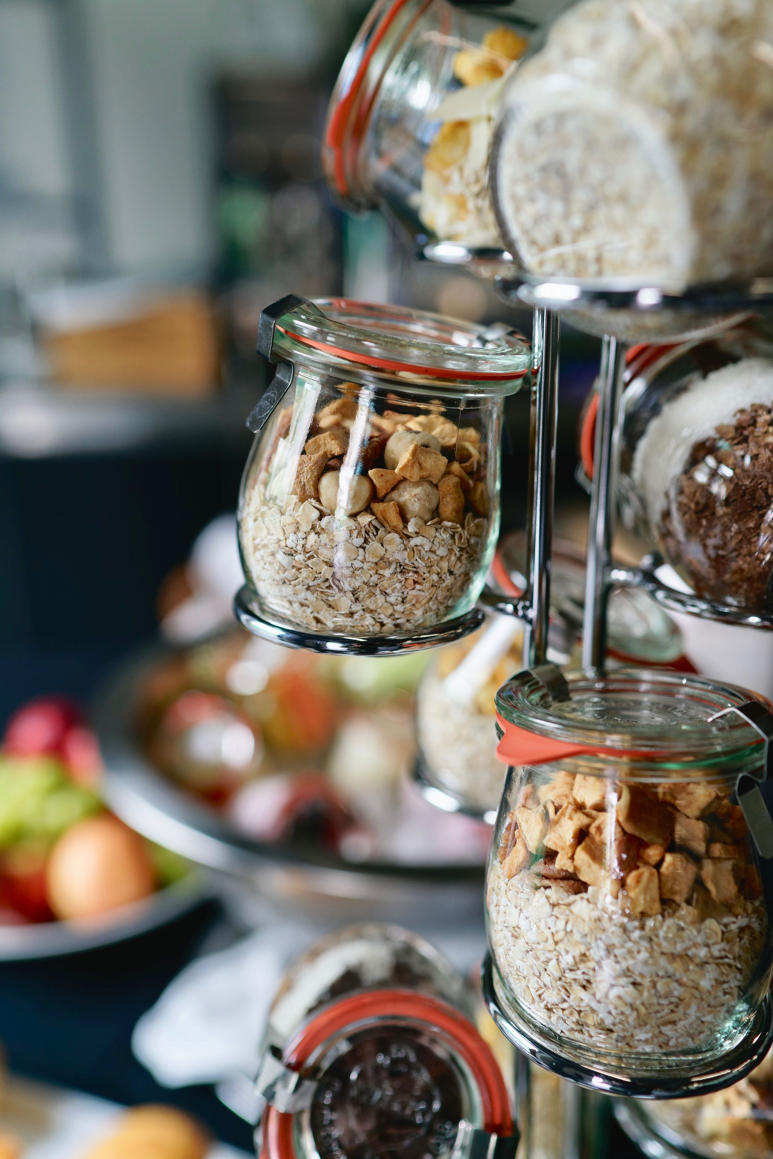 Una exposición de alimentos en frascos de vidrio sobre un pedestal.