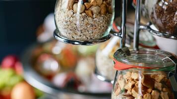 Una exposición de alimentos en frascos de vidrio sobre un pedestal.