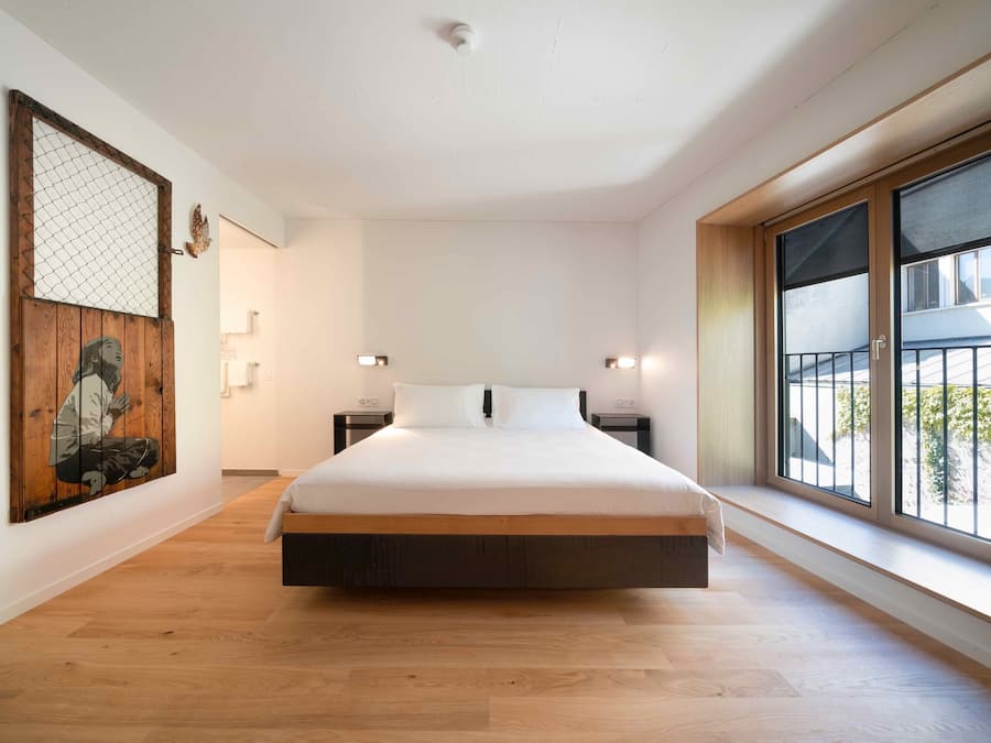 Studio Design - utsikt mot trädgården | Sängtillbehör av högsta kvalitet och minibar