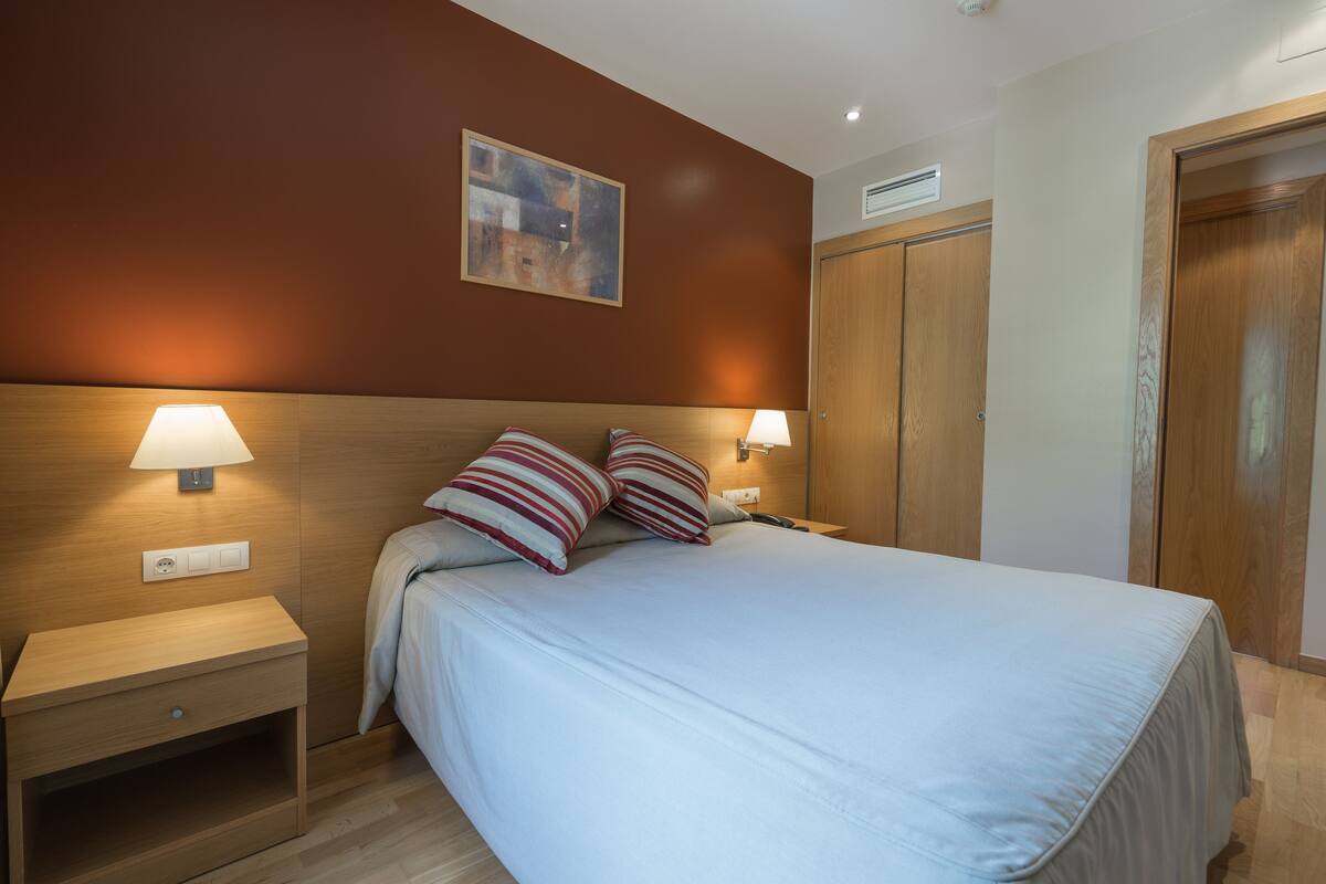 Apartamento, 2 habitaciones | Caja fuerte, escritorio, sistema de insonorización y cunas gratuitas