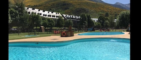 Una piscina al aire libre de temporada