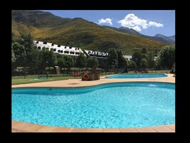 Una piscina al aire libre de temporada