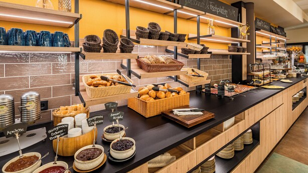 A buffet with various food items and condiments. - Das Schokoladenhotel (Westerstede)
