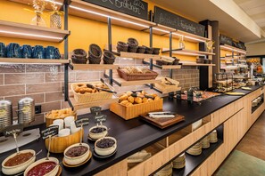Um buffet com diversos alimentos e acompanhamentos.