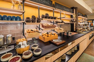 每日供应自助式早餐（每人 EUR 20）