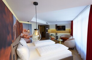 防过敏的被褥、客房内保险箱、办公桌、遮光窗帘