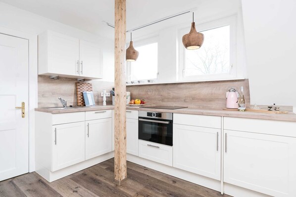 Køleskab, ovn, opvaskemaskine, højstol