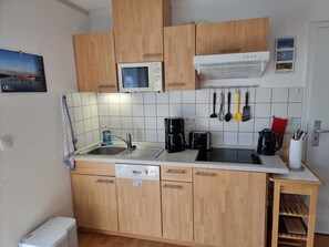 Frigorífico, microondas, lavavajillas y trona infantil