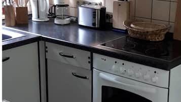 Kühlschrank, Ofen, Wasserkocher mit Kaffee-/Teezubehör, Wasserkocher