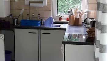 Kühlschrank, Ofen, Wasserkocher mit Kaffee-/Teezubehör, Wasserkocher