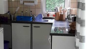 Kühlschrank, Ofen, Wasserkocher mit Kaffee-/Teezubehör, Wasserkocher