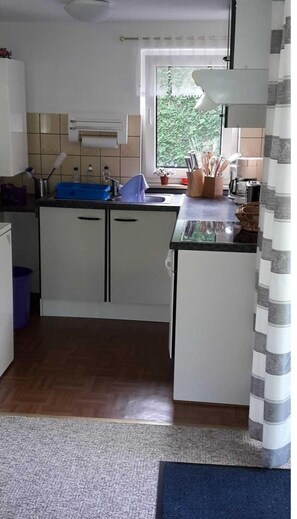 Kühlschrank, Ofen, Wasserkocher mit Kaffee-/Teezubehör, Wasserkocher