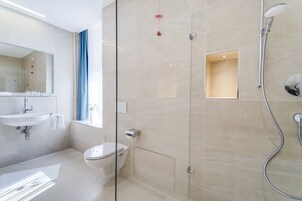 Triple Room, 1 Bedroom, Non Smoking | Bathroom | Shower, free toiletries, hair dryer, towels