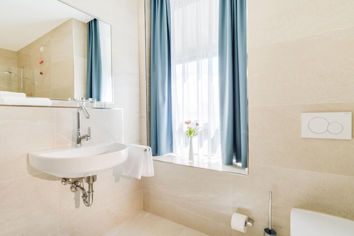 triple room, 1 bedroom, non smoking | bathroom sink