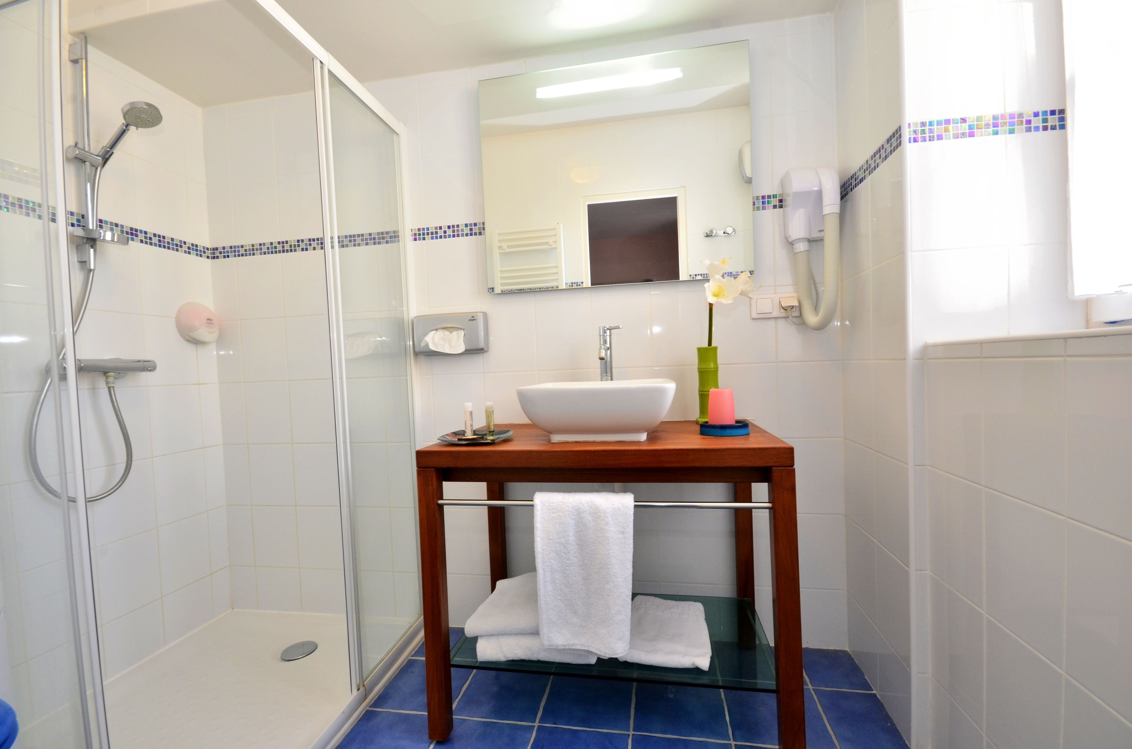 shower, rainfall showerhead, free toiletries, hair dryer