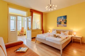 1 habitación, caja de seguridad en la habitación y cuna de viaje 