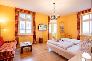 1 slaapkamer, een kluis op de kamer, reisbedje, beddengoed