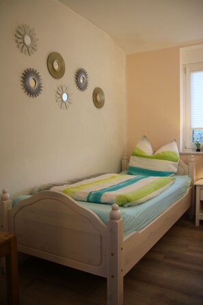 1 bedroom, travel cot, WiFi, bed sheets