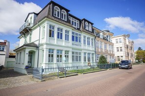 Unclassified image, 2 of 8, button - Vacation apartment 6 - Villa HENRIETTE (Heringsdorf)