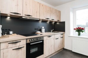 Køleskab, ovn, opvaskemaskine, højstol