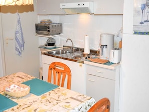 Køleskab, brødrister, højstol