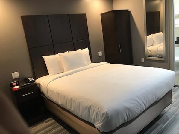 Quarto standard, 1 cama Queen, para não fumantes (Five Bedroom House) | Escrivaninha, Wi-Fi de cortesia, roupa de cama