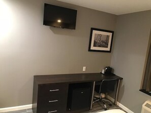 Quarto standard, 1 cama Queen, para não fumantes (Five Bedroom House) | Escrivaninha, Wi-Fi de cortesia, roupa de cama